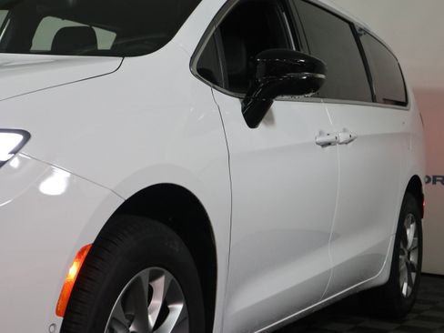 New 2026 Chrysler Pacifica Select image 12