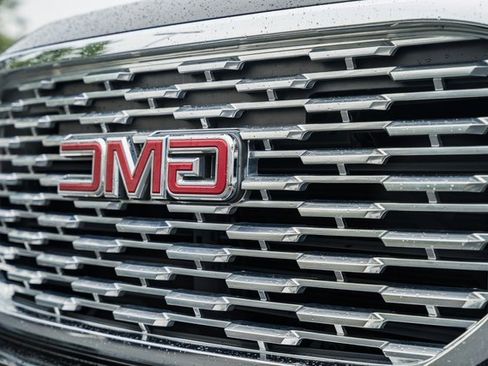 Used 2018 GMC Yukon Denali image 13