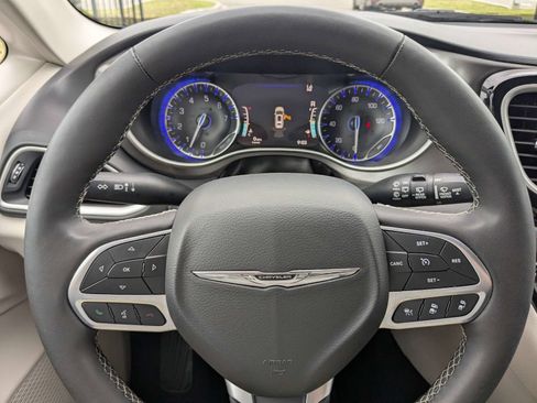 Used 2024 Chrysler Pacifica Touring-L FWD image 30