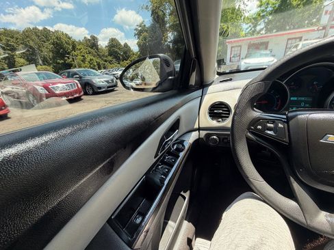 Used 2013 Chevrolet Cruze LS FWD image 22