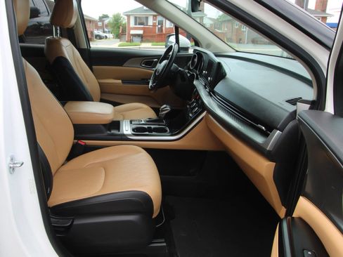 Used 2023 Kia Carnival LX FWD image 10