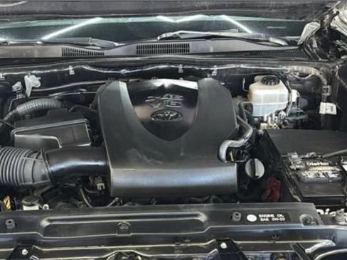 Used 2017 Toyota Tacoma TRD Off-Road w/ Premium & Technology Package AWD/4WD image 16