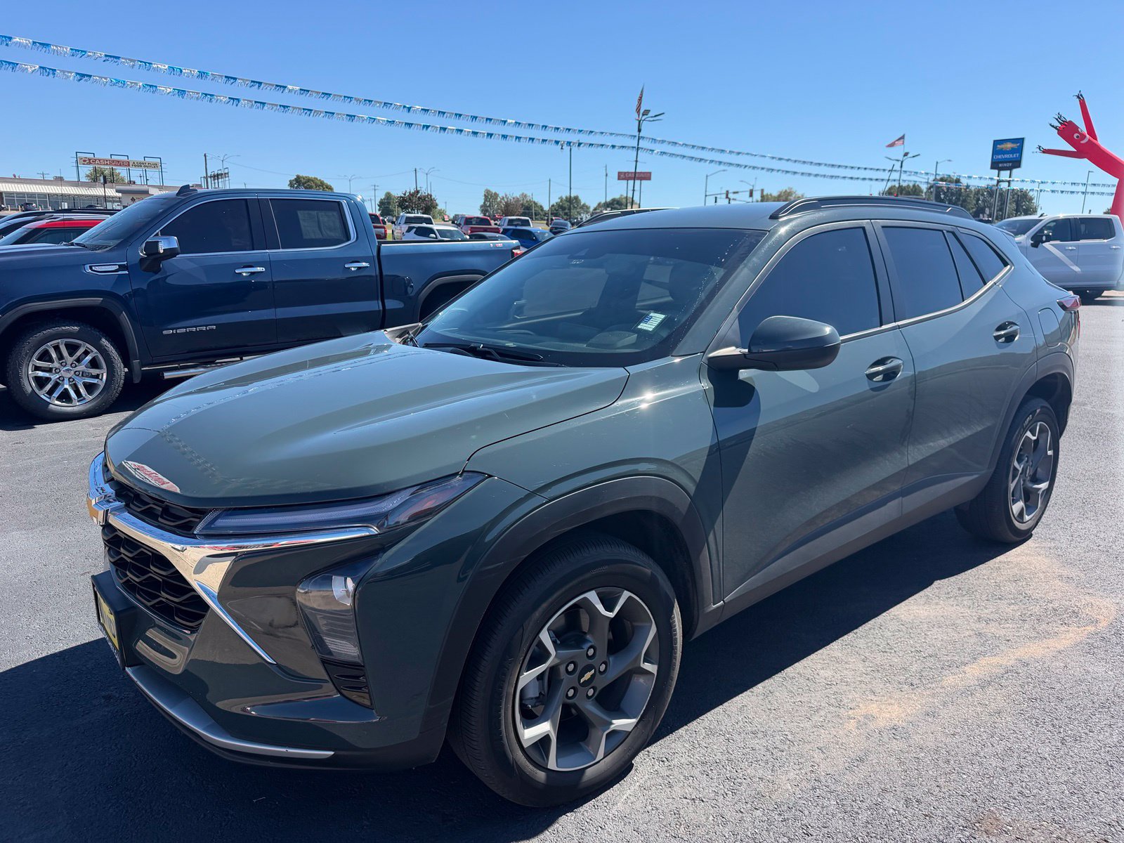 Used 2025 Chevrolet Trax LT FWD image 2