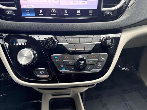 Used 2023 Chrysler Pacifica Touring-L FWD image 24