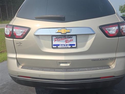 Used 2016 Chevrolet Traverse LT w/ Style and Technology Package FWD image 4