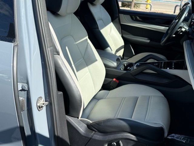 Used 2024 Porsche Cayenne AWD/4WD image 19