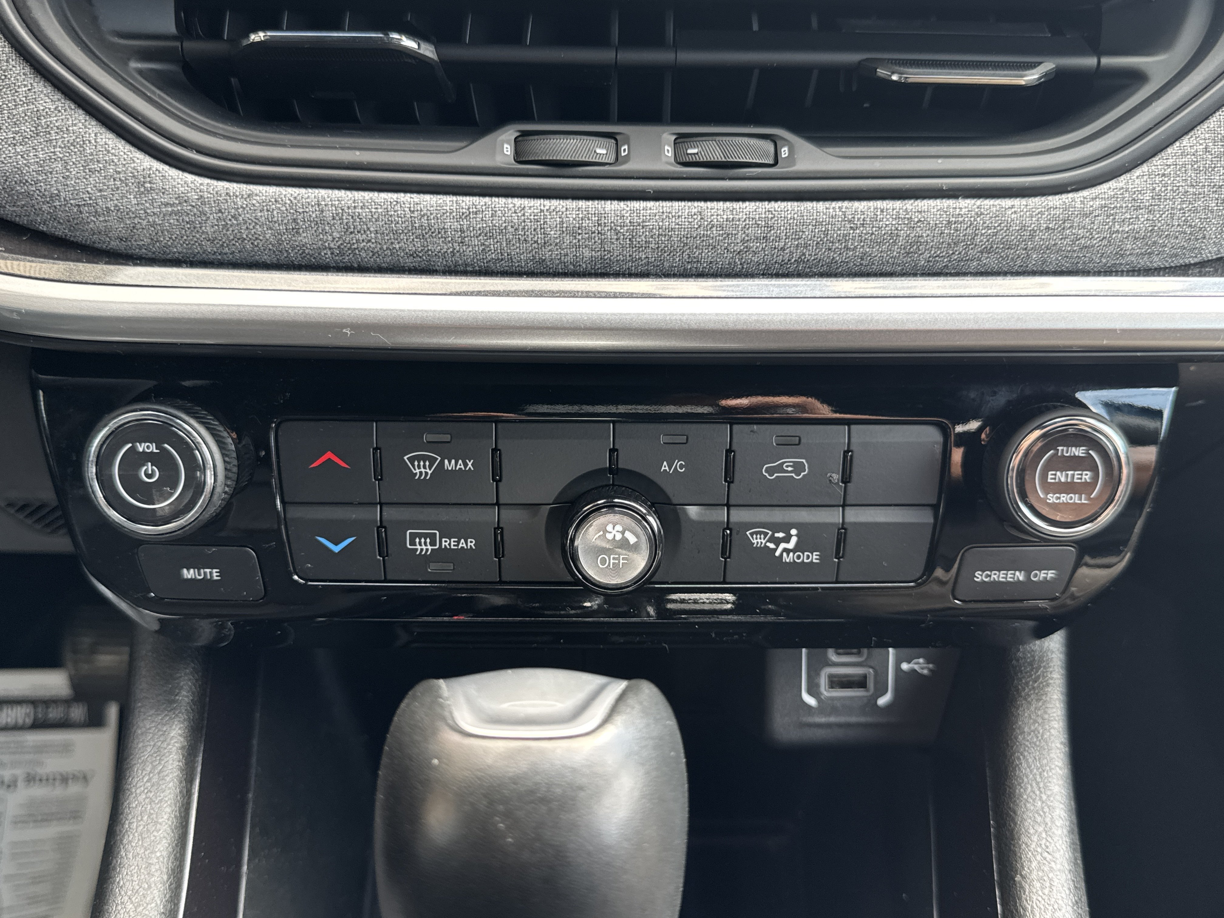 Used 2025 Jeep Compass Latitude AWD/4WD image 16