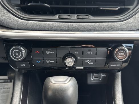 Used 2025 Jeep Compass Latitude AWD/4WD image 16