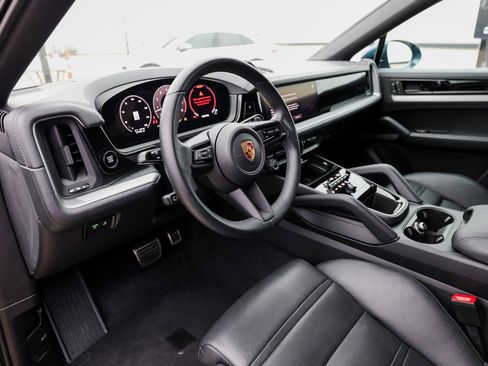 Certified 2024 Porsche Cayenne S image 4