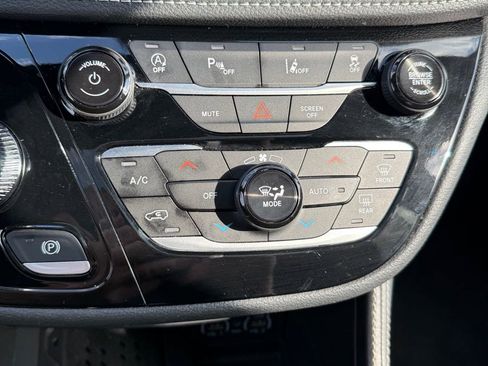 Used 2025 Chrysler Pacifica Limited image 22