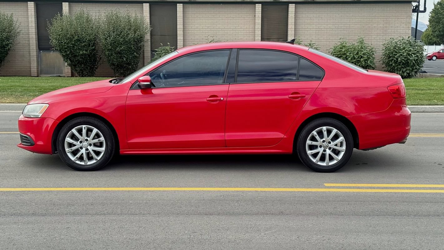 Used 2011 Volkswagen Jetta SE FWD image 2