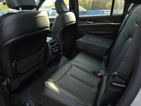 New 2025 Jeep Grand Cherokee Limited w/ Black Appearance Package image 13