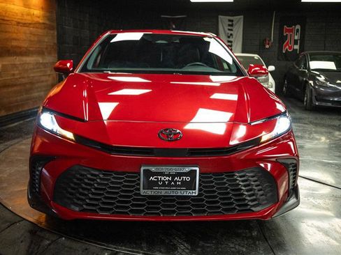 Used 2025 Toyota Camry SE w/ Convenience Package image 4