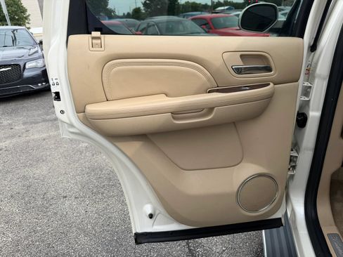 Used 2013 Cadillac Escalade Luxury AWD/4WD image 17