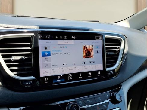 Used 2023 Chrysler Pacifica Touring-L FWD image 4