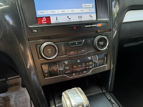 Used 2017 Ford Explorer XLT w/ Equipment Group 202A FWD image 23