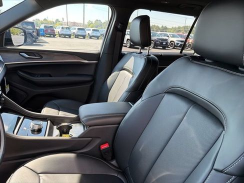 Used 2025 Jeep Grand Cherokee L Limited w/ Luxury Tech Group II RWD image 8