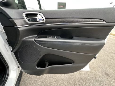 Used 2018 Jeep Grand Cherokee Limited image 32