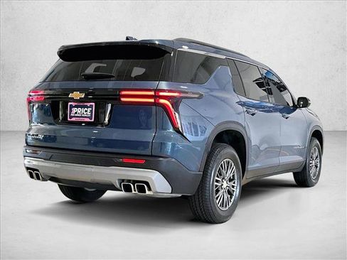 Used 2026 Chevrolet Traverse LT FWD image 2