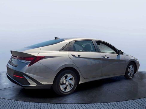 Used 2024 Hyundai Elantra SE FWD image 5