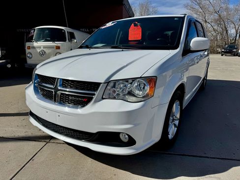Used 2018 Dodge Grand Caravan SXT image 2