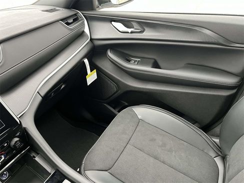 New 2025 Jeep Grand Cherokee L Altitude image 18