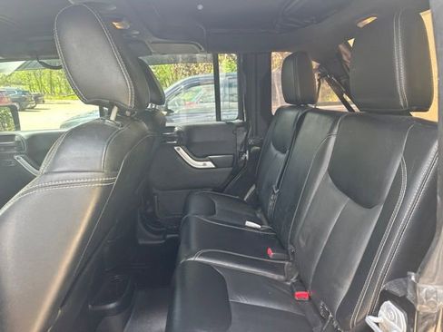 Used 2017 Jeep Wrangler Unlimited Sahara w/ Connectivity Group AWD/4WD image 16