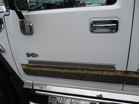 Used 2004 HUMMER H2 w/ Preferred Equipment Group image 15
