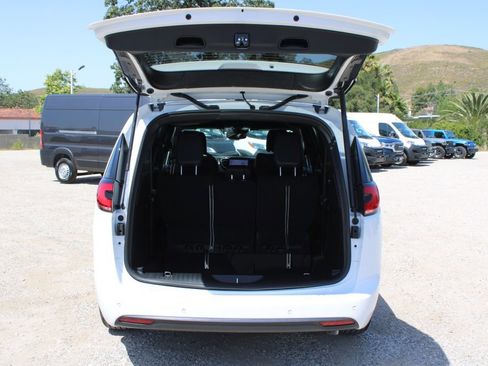 New 2026 Chrysler Pacifica Select image 11