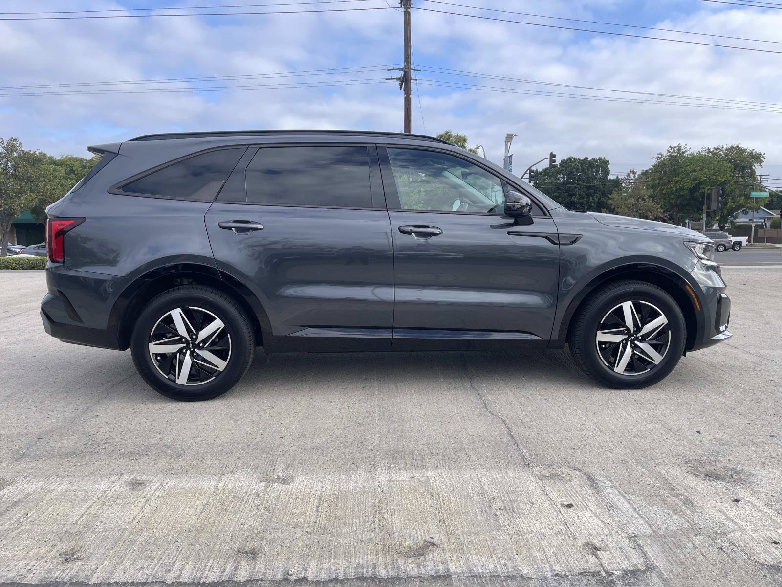 Used 2023 Kia Sorento EX w/ Panoramic Sunroof Package FWD image 2