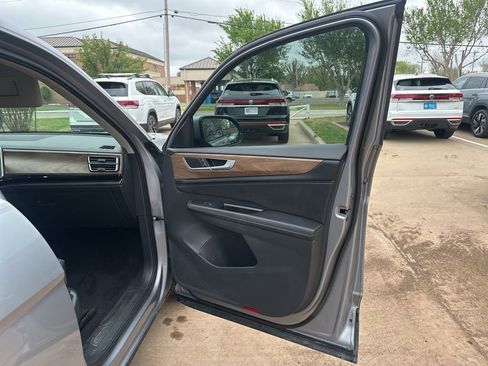Used 2024 Volkswagen Atlas SE w/ Black Wheel Package AWD/4WD image 22