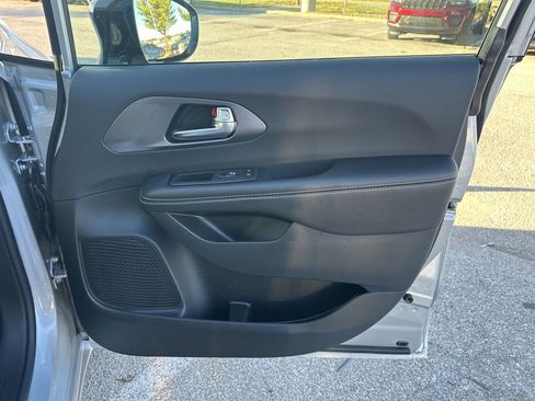 New 2026 Chrysler Pacifica Select image 54