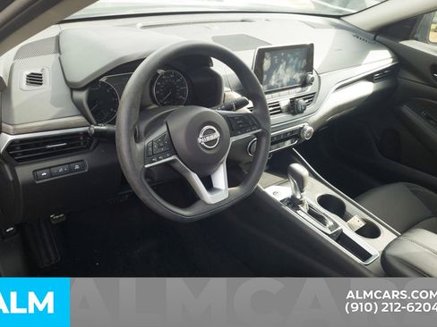 Used 2025 Nissan Altima 2.5 SV FWD image 6