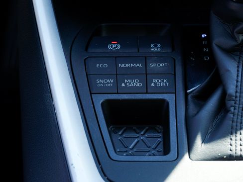 Used 2022 Toyota RAV4 LE AWD/4WD image 36