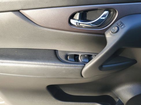 Used 2016 Nissan Rogue SV w/ SV Premium Package image 17