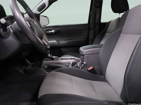 Used 2020 Toyota Tacoma TRD Off-Road image 11