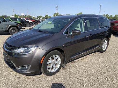 Used 2018 Chrysler Pacifica Touring-L Plus w/ Tire & Wheel Group FWD image 4