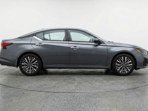 Used 2025 Nissan Altima 2.5 SV FWD image 11