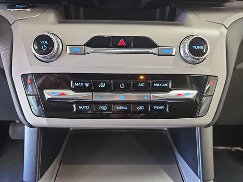 Used 2023 Ford Explorer XLT AWD/4WD image 22