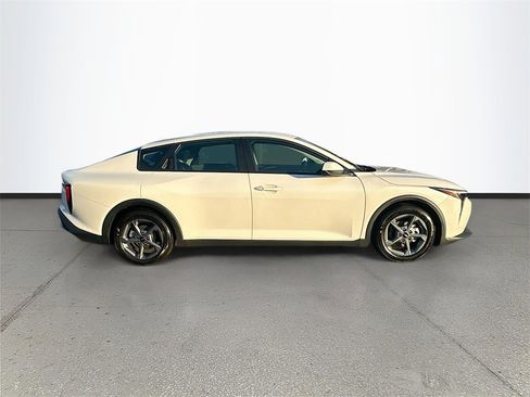 New 2025 Kia K4 LXS image 8