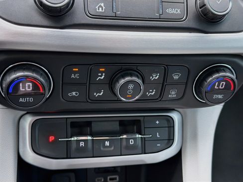 Used 2021 GMC Acadia SLT w/ Technology Package FWD image 16