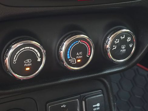 Used 2017 Jeep Renegade Trailhawk AWD/4WD image 31