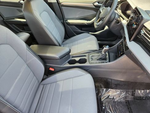Used 2026 Volkswagen Jetta SE FWD image 5
