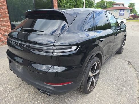 Used 2024 Porsche Cayenne AWD/4WD image 7