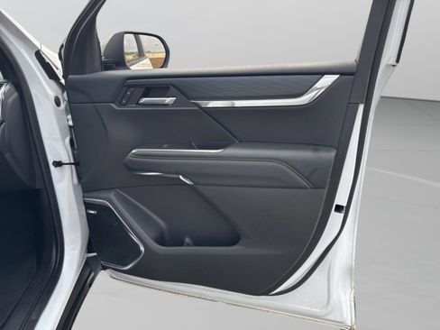 Used 2024 GMC Acadia Elevation image 40