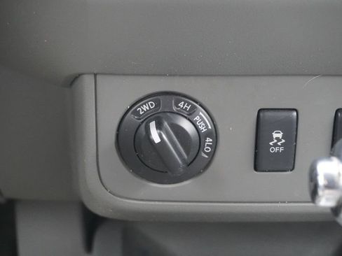 Used 2012 Nissan Frontier SV AWD/4WD image 19