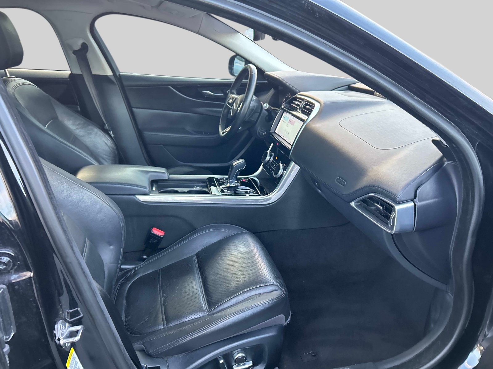 Used 2020 Jaguar XE S RWD image 15