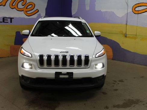 Used 2018 Jeep Cherokee Latitude w/ Cold Weather Group AWD/4WD image 3