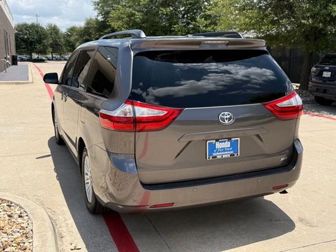 Used 2015 Toyota Sienna XLE w/ XLE Navigation Package FWD image 5