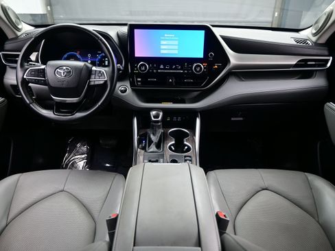 Used 2025 Toyota Highlander Limited AWD/4WD image 18